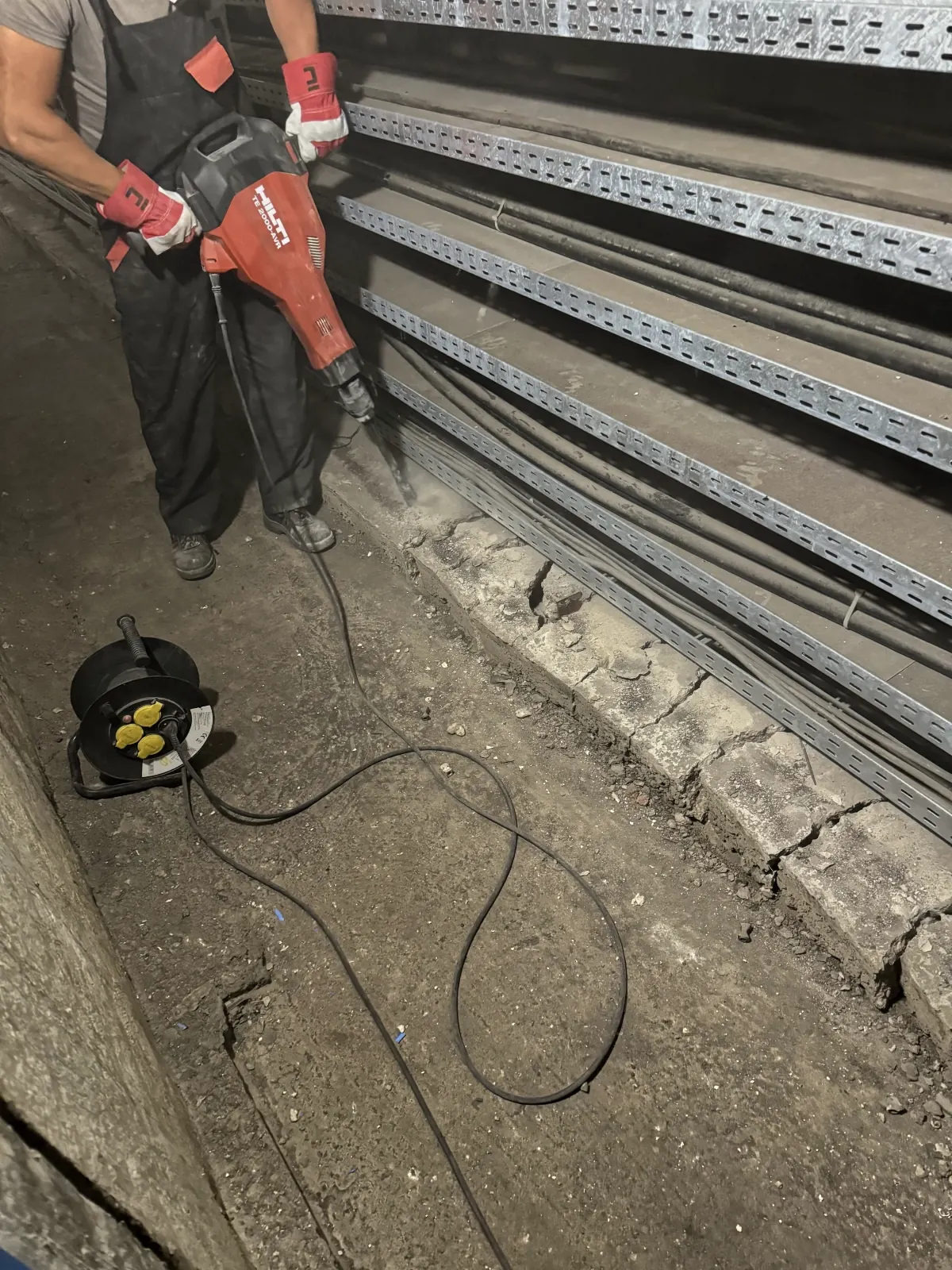 betonovy-sokl-v-kabelovem-kanalu-nechranice/1