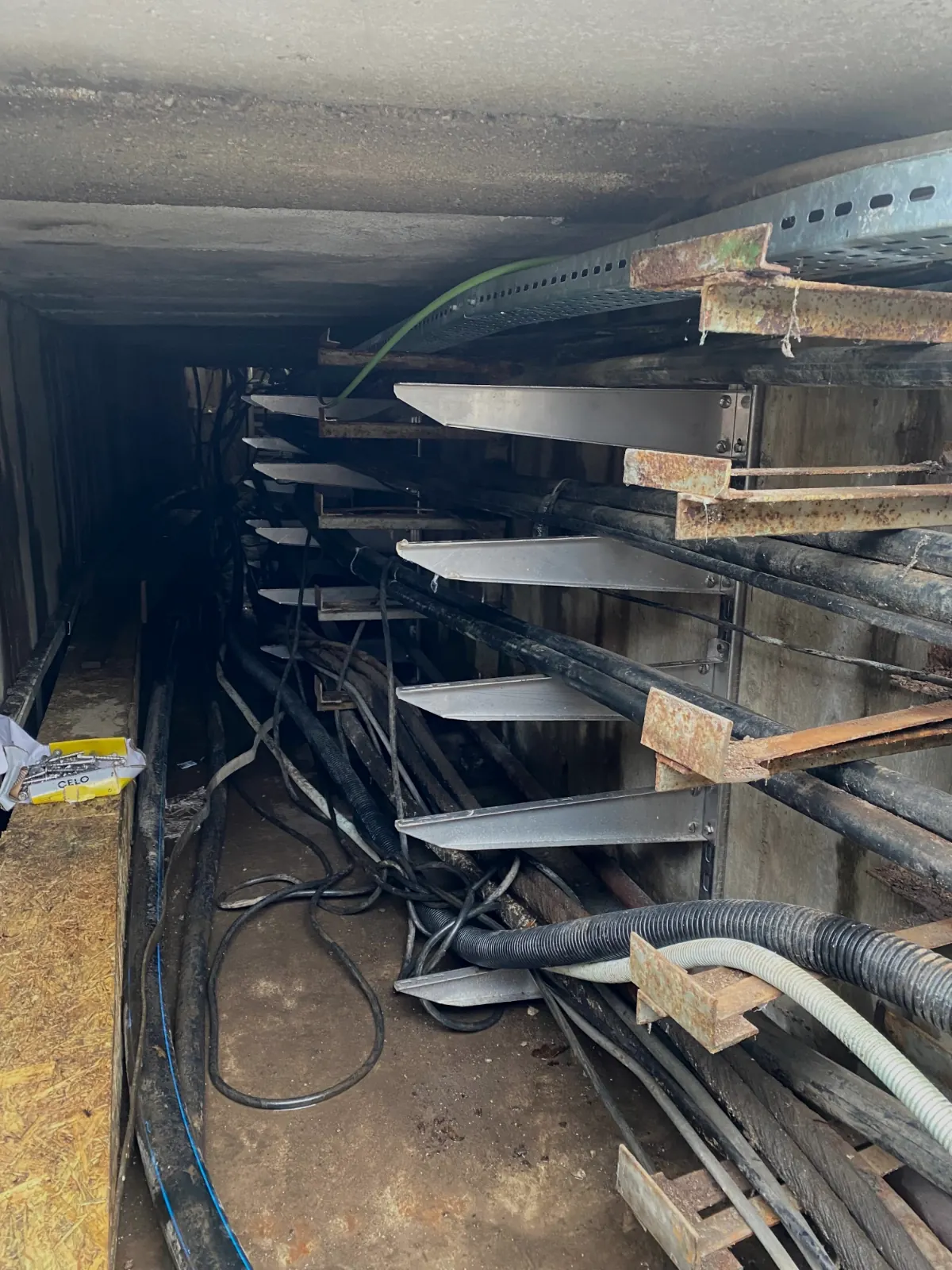 vd-nechranice-oprava-kabelovych-lavek-v-kabelovem-kanalu/4