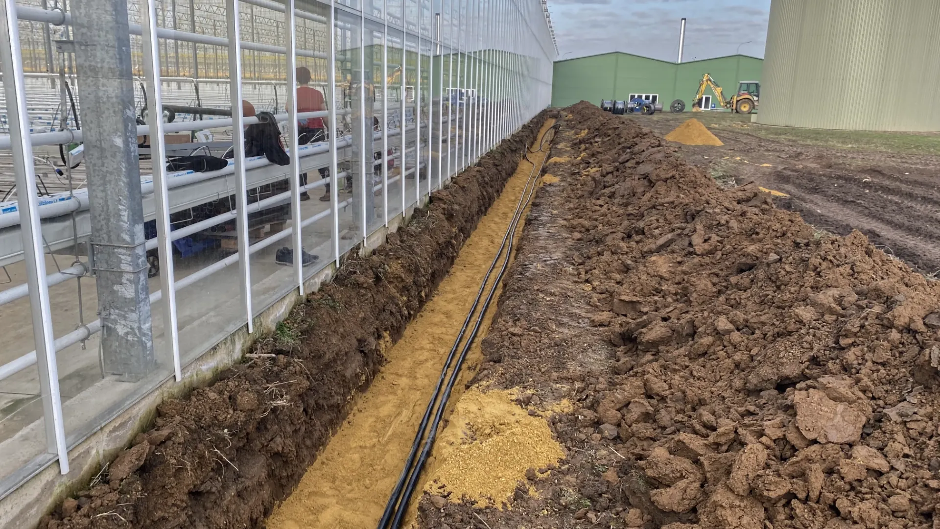 zemni-prace-dodavka-a-montaz-kabelaze-pro-asimilacni-osvetleni-sklenik-chornice/3