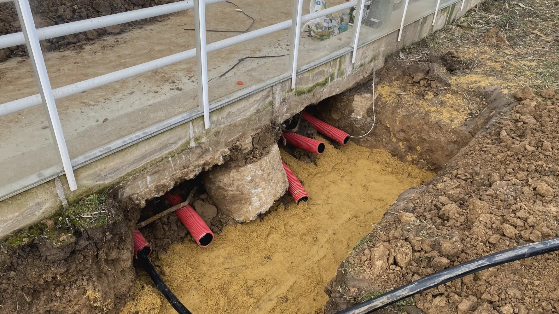 zemni-prace-dodavka-a-montaz-kabelaze-pro-asimilacni-osvetleni-sklenik-chornice/5