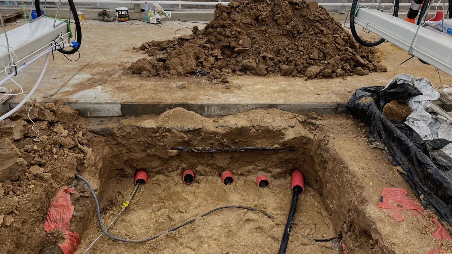 zemni-prace-dodavka-a-montaz-kabelaze-pro-asimilacni-osvetleni-sklenik-chornice/9